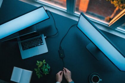 how to hook up a laptop to two monitors